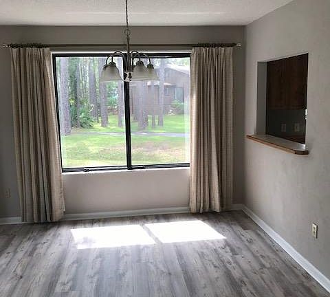 3rd image of 19 Lakepoint Cir