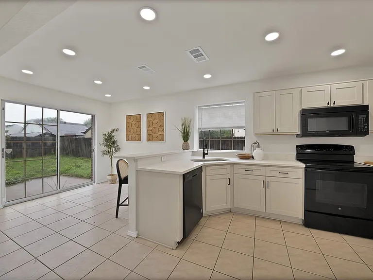 7548 Meadow Creek Dr — Photo 9