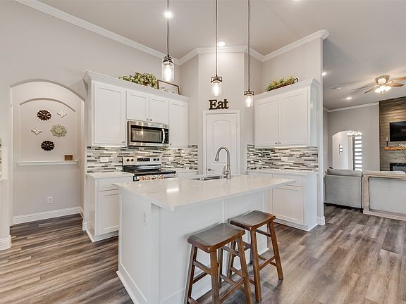 4th image of 404 W Rochester St