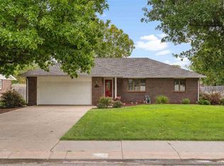 2404 Old Ox Rd, Hutchinson, KS 67502