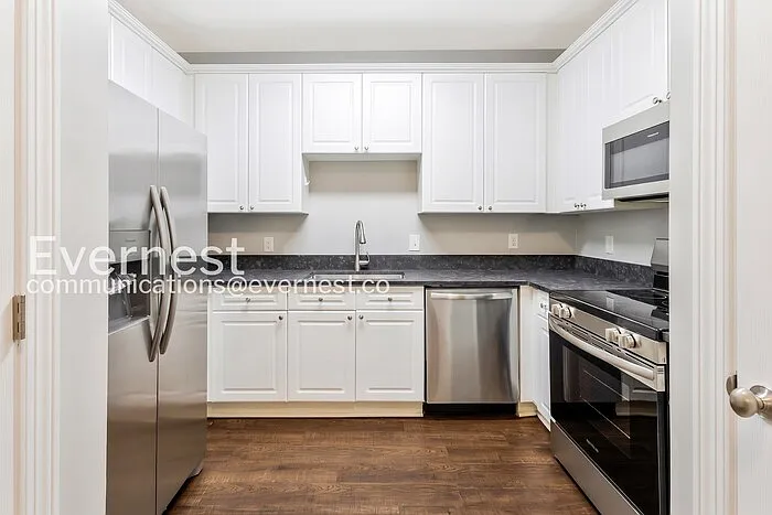 Building Photo - 116 31st Ave N #105