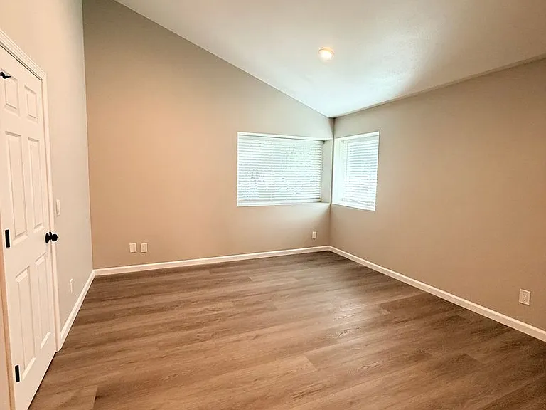 220 N R St — Photo 7
