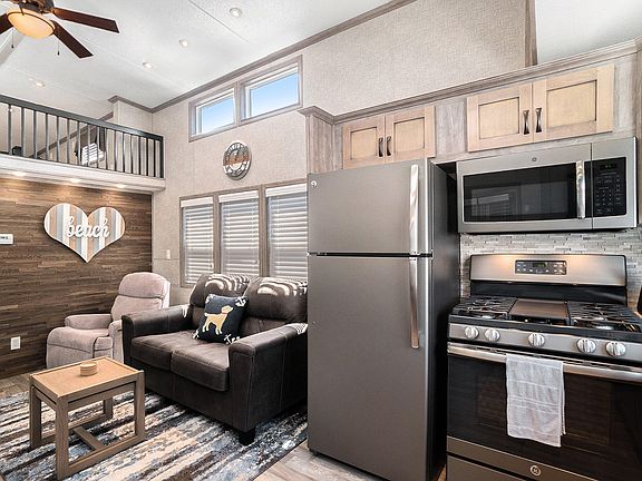 5th image of 875 E Wells St #16