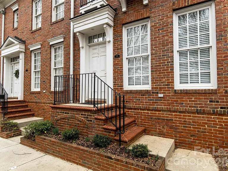 108 Southsquare Row — Photo 1
