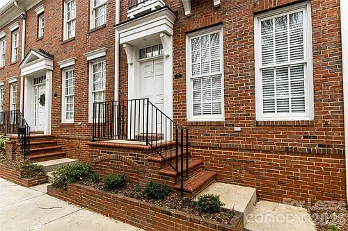 108 Southsquare Row Photo 1