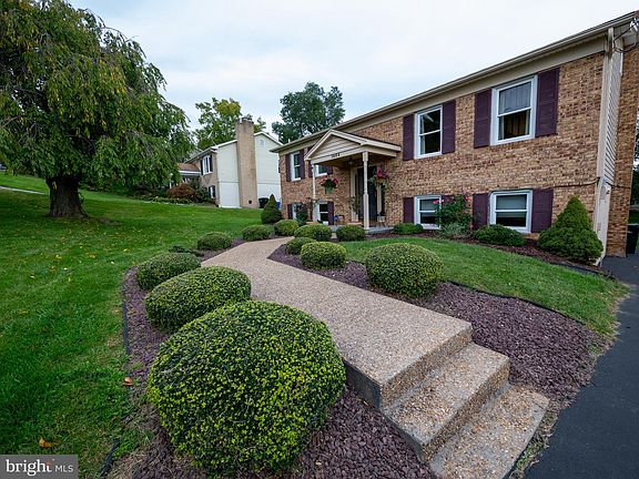 3rd image of 1604 Pondview Dr
