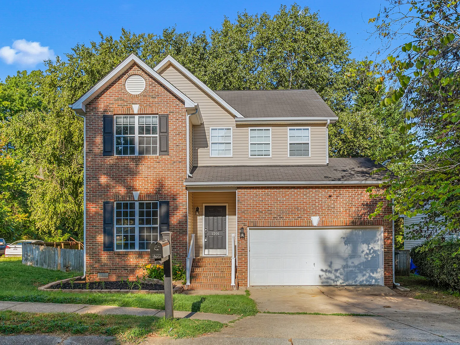 3 bed, 2.5 bath, 1944 sqft, $2,300 — Photo 1