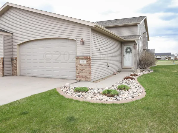 1054 Parkway Dr, West Fargo, ND 58078