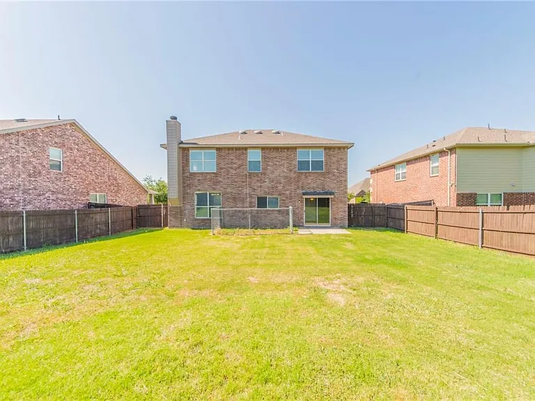 560 Griffith Dr — Photo 17