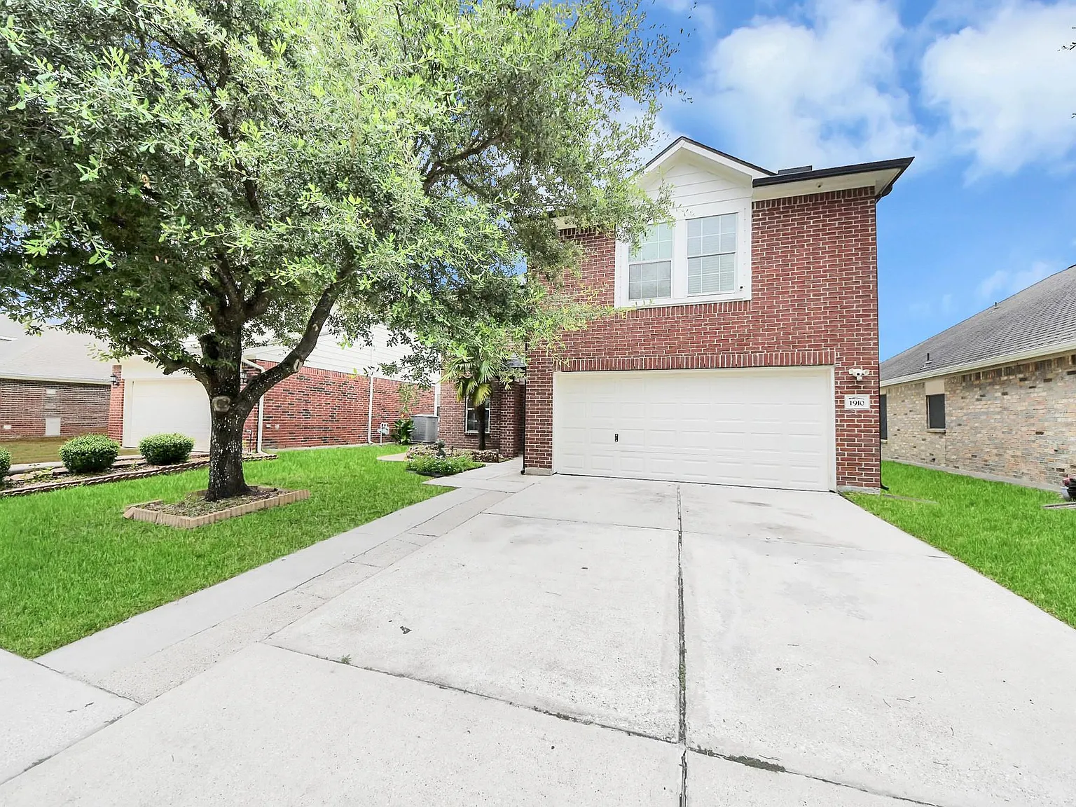 4 bed, 2.5 bath, 2639 sqft, $2,300 — Photo 2