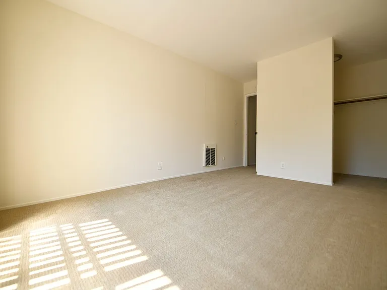95 Linda Apartments — Photo 16