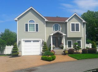 60 Abington Ln, Fall River, MA 02721