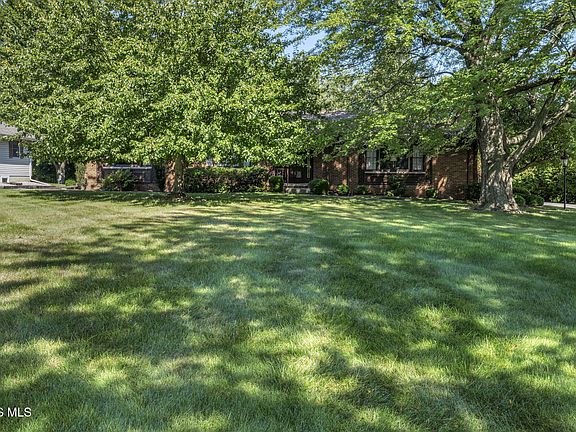 4th image of 705 Village View Acres