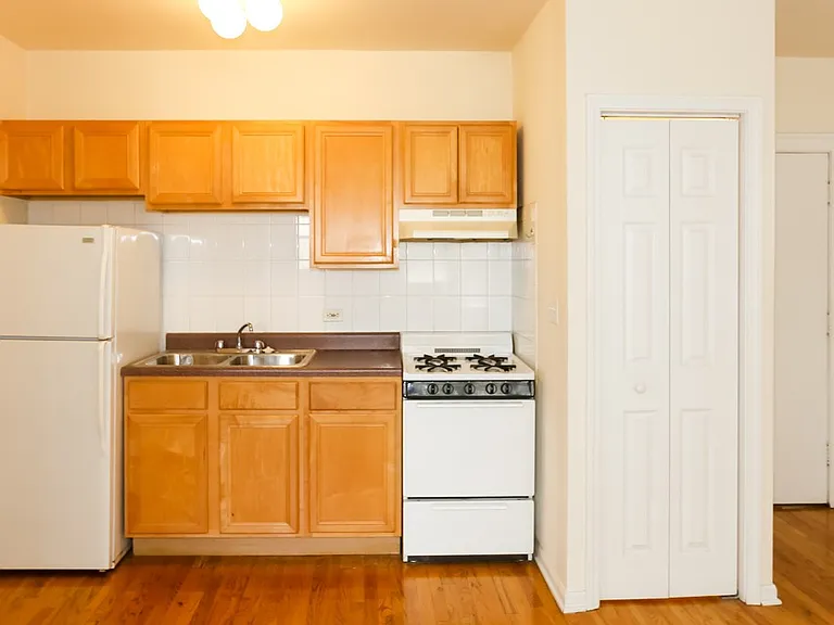 914 W Dakin St #13 — Photo 4