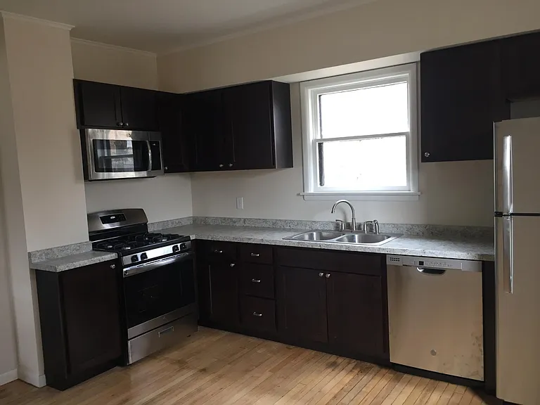627 W Water St — Photo 2