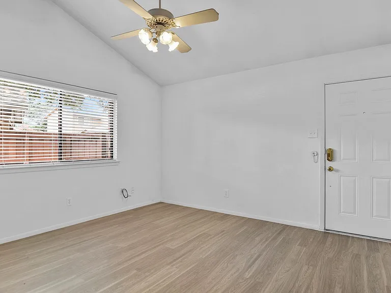 5720 Cedar Creek Dr — Photo 8