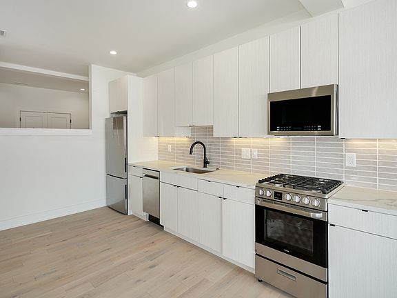 3rd image of 2109 S Iseminger St APT 3