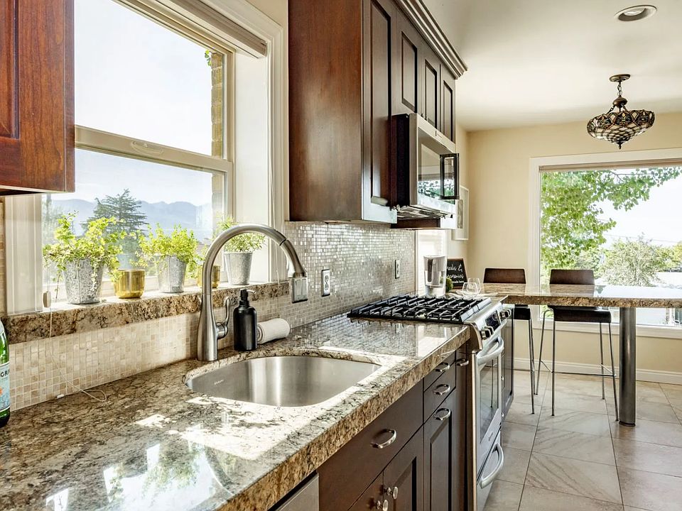 The bistro bar seats 6 and is the ideal place to entertain where cooking is part of the experience.

When you're not entertaining, the bar is a chef's dream with ample space for cooking up for your favorite's.