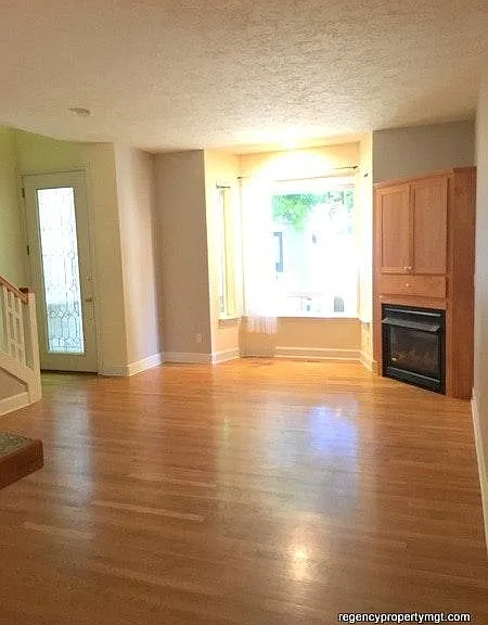 561 NE Roberts Ave — Photo 4