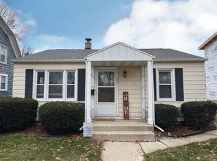 230 W Roberta Ave, Waukesha, WI 53186