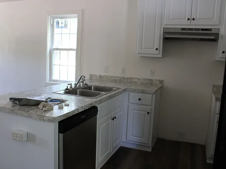 2827 Lancaster Dr — Photo 4
