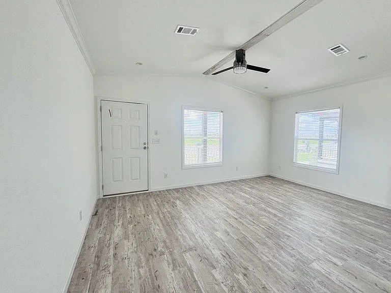 Dwelling at New Braunfels — Photo 30