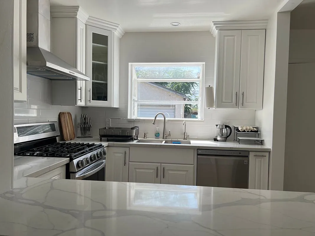 2 bed, 1.0 bath, 950 sqft, $3,300 — Photo 2
