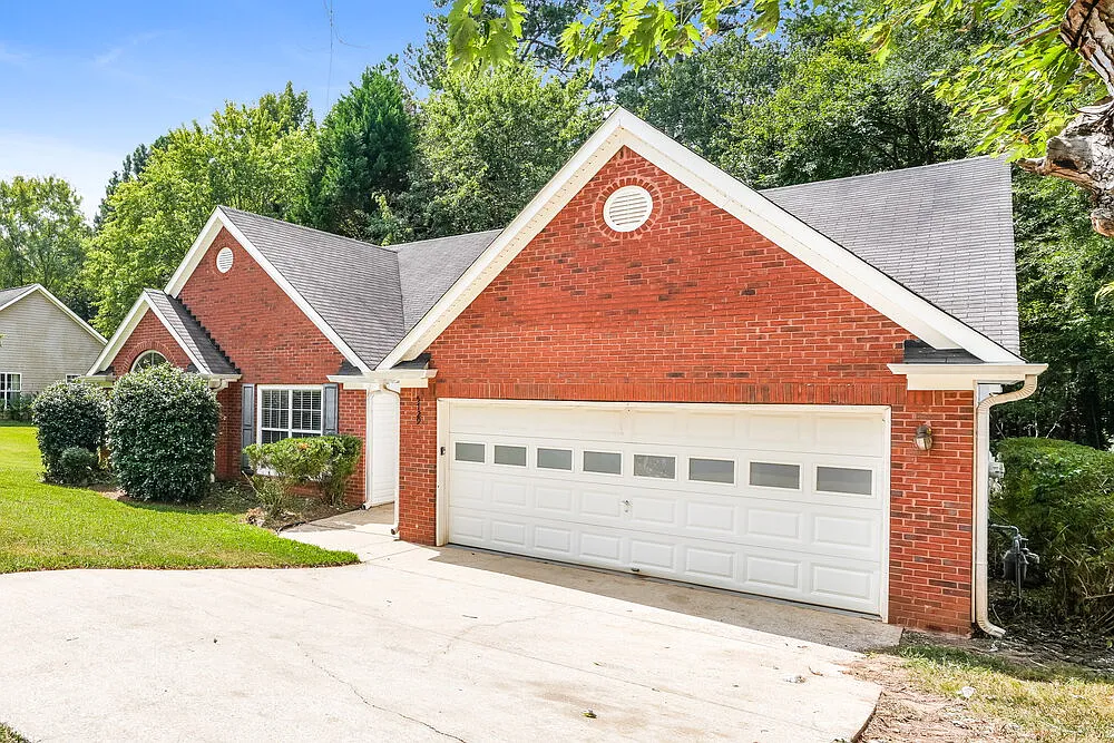 3 bed, 2.0 bath, 1996 sqft, $2,090 — Photo 3