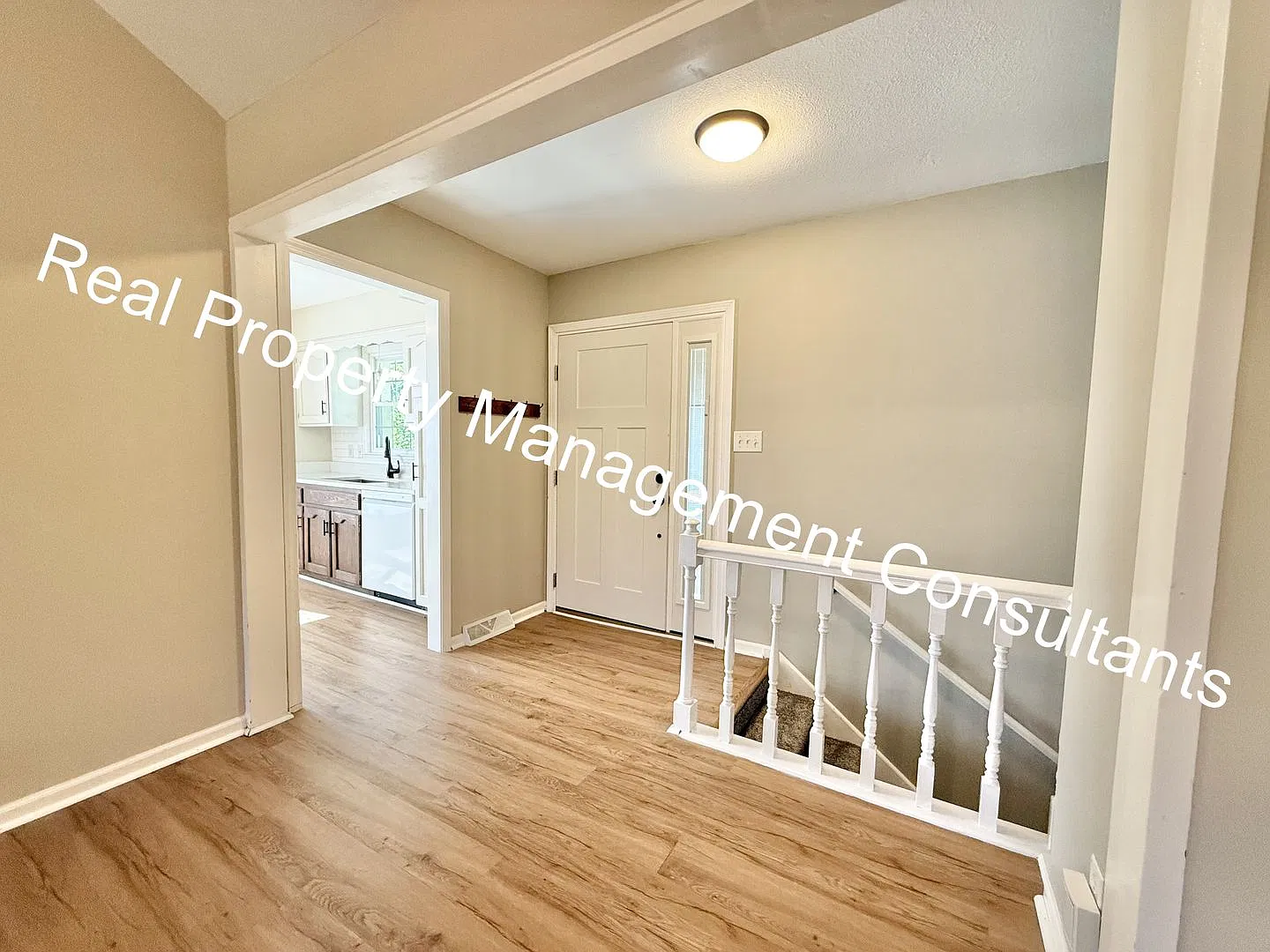 Charming Lee's Summit Raised Ranch 3 Bed 2 Bath! — Photo 4