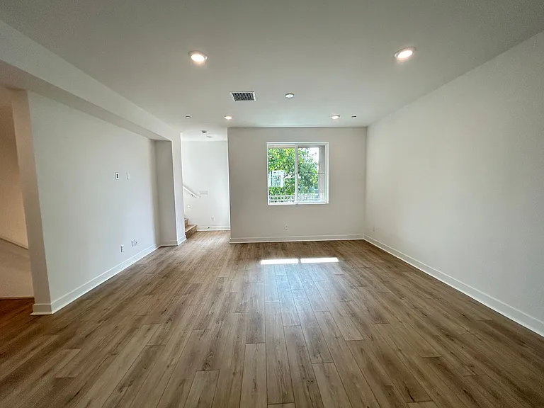 11753 Florence Ave — Photo 17
