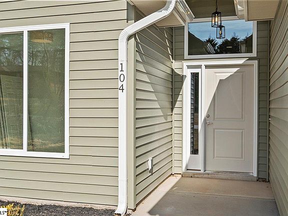 3rd image of 104 Wood Rd