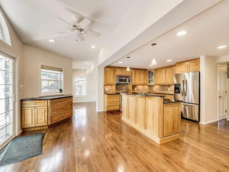 1337 Crockett Ln — Photo 9
