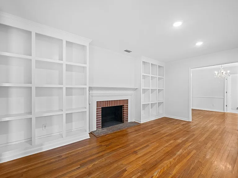 2421 Westwood Dr — Photo 9