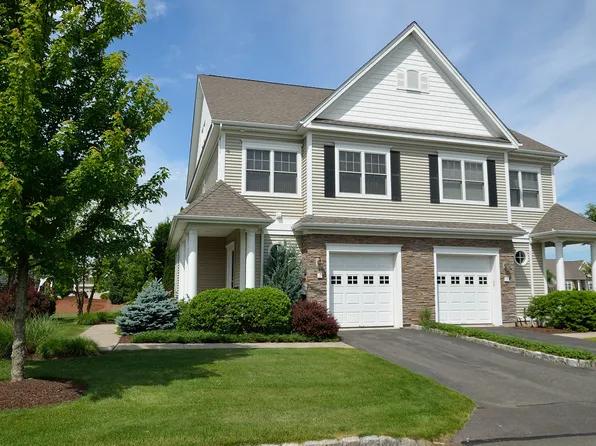 17 Turnberry Ln, Bloomfield, CT 06002