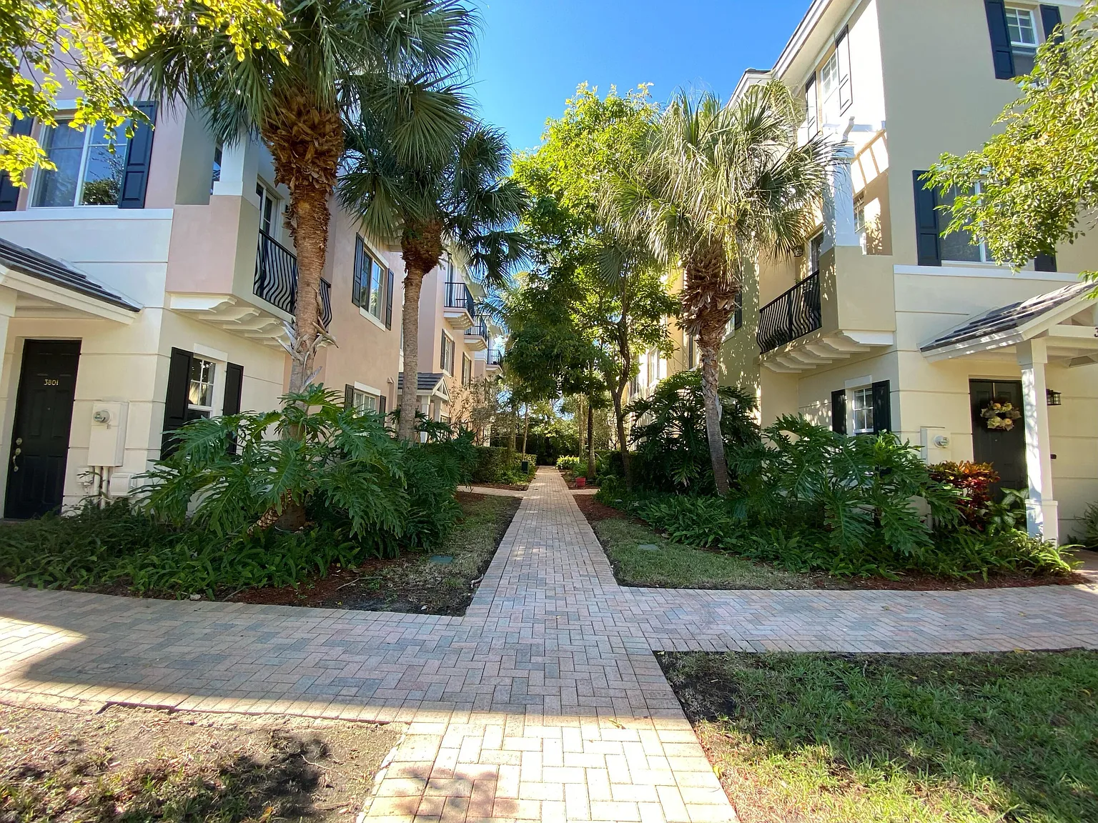 3 bed, 3.5 bath, 2334 sqft, $4,200 — Photo 3