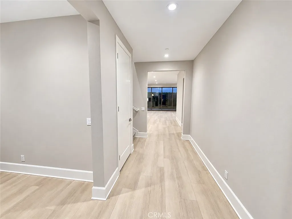 3 bed, 2.5 bath, 2180 sqft, $6,000 — Photo 3