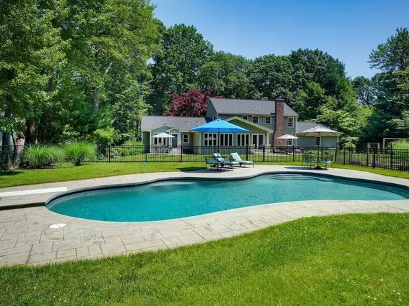 32 Brentwood Rd, Chelmsford, MA 01824