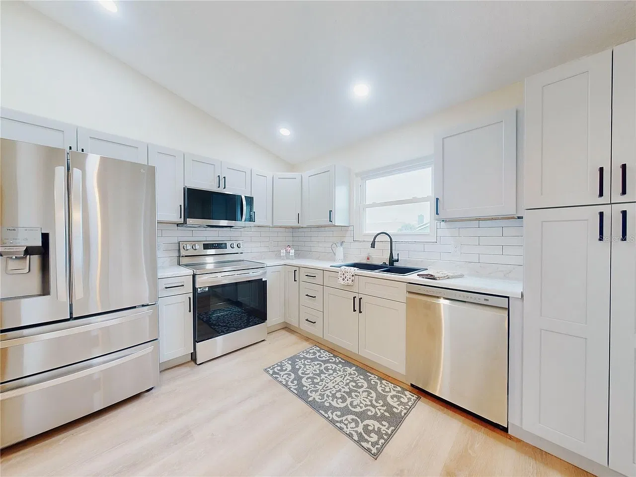 3 bed, 2.0 bath, 2169 sqft, $2,400 — Photo 3