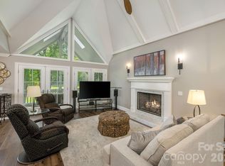 128 Overlook Dr, Flat Rock, NC 28731