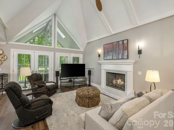 128 Overlook Dr, Flat Rock, NC 28731