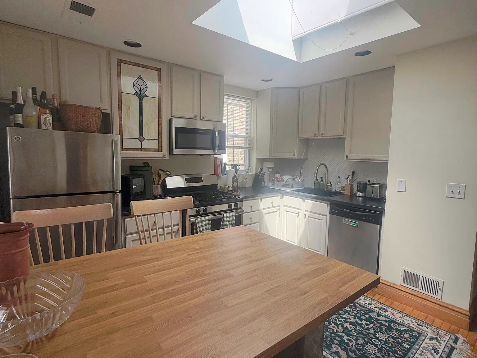 3 bed, 1.5 bath, 1100 sqft, $2,950 — Photo 2