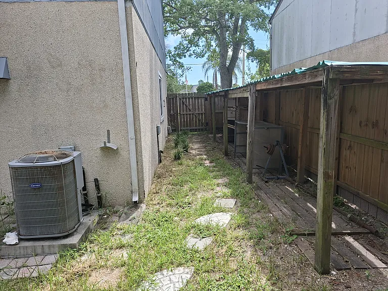 2140 Florida Blvd — Photo 4