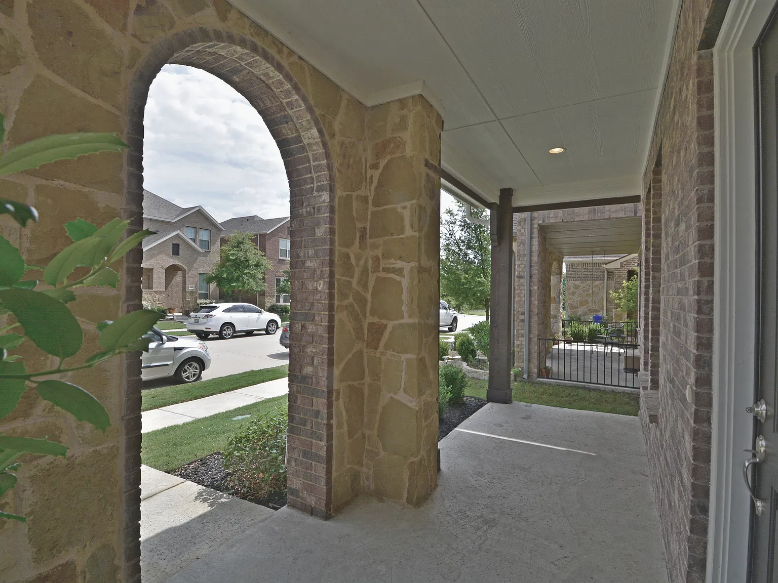 3 bed, 2.5 bath, 1913 sqft, $2,680 — Photo 3