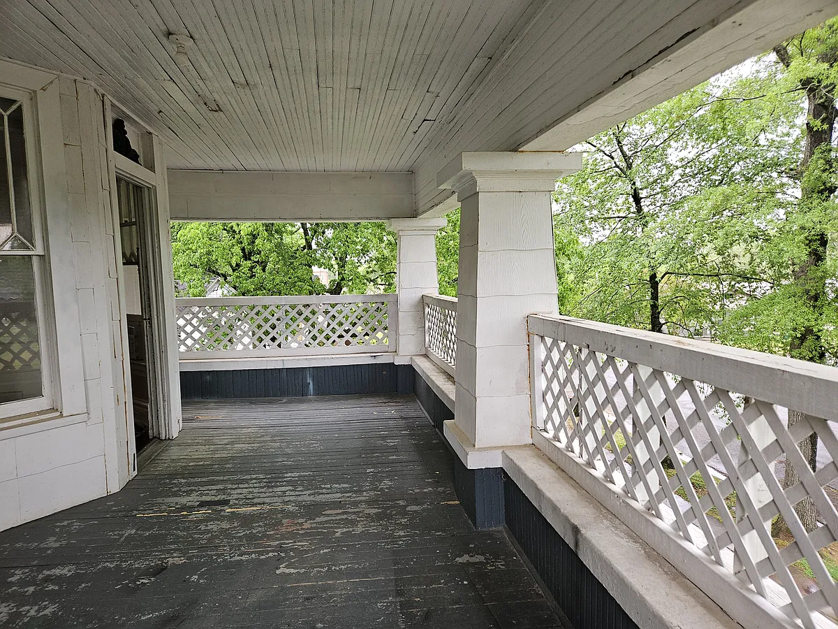 Building Photo - 602 W 6th St #C