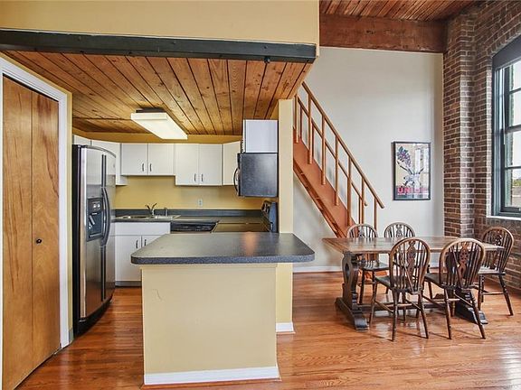4th image of 1107 S Peters St APT 320