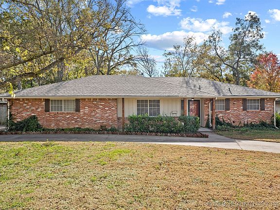 3rd image of 2613 Oakdale Dr