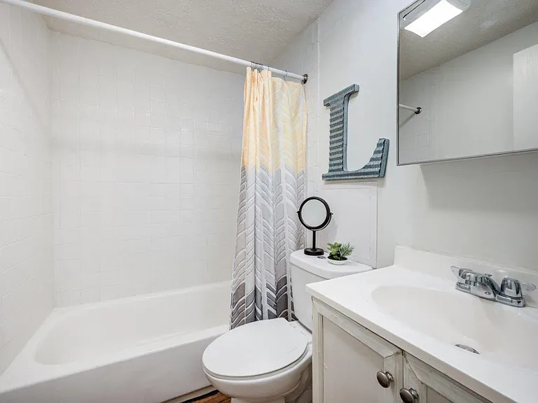 Lakeshore Drive Apartment Homes — Photo 19