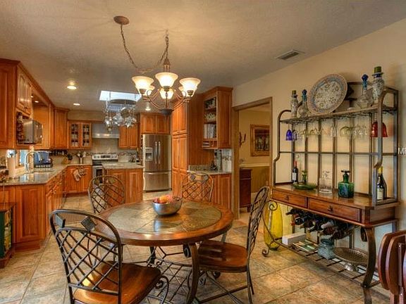 4th image of 4047 Priory Cir