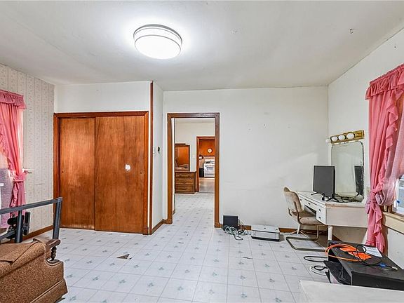 4th image of 145 Farman St