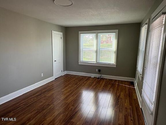 3rd image of 328 Lakecrest Dr
